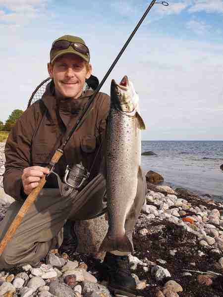 Magnus med hans pr-fisk. En fin efterårsfisk på den rigtige side af to kilo.