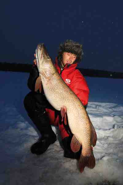 Jakub med belønningen for en barsk stroppetur i Sibiriens vildmark – en fantastisk isgedde på 16-17 kilo.