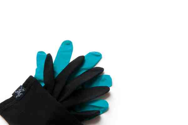 Aktivt kastefiskeri er svært at dyrke med hansker, men kombinerer du et par tynde liner handsker som fx disse Gothic Glove fra Arcteryx af merinould med et par vandtætte laboratorie hansker yderst, får du et effektivt værn mod kulden. Set hos www.friluftsland.dk