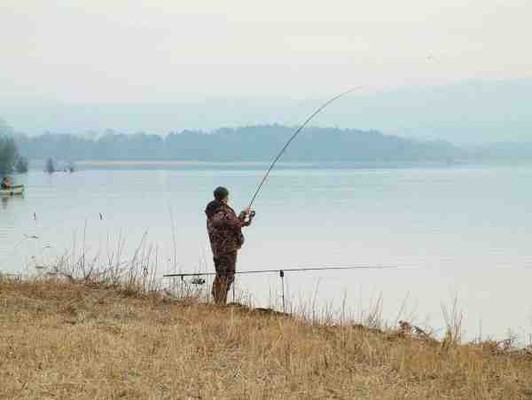 Fiskeri fra land kan være uhyre effektivt – især når man har en baitboat til at sejle agnen ud.