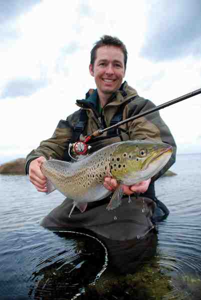 Thomas Caspersen – en garvet fjordfisker – fremviser en 3-kilos efterårsfisk. Fisken huggede på en Mepps spinner over et lille stenrev.