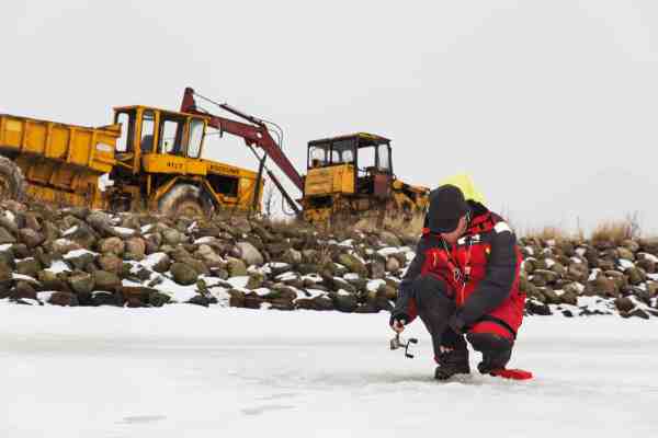 En lang hård vinter kan være streng mod den energiske kystfisker. Her får Peter Kirkby afløb for de værste abstinenser ved Lammefjordens Nordkanal.