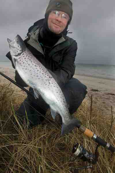 Jens Bursell med en fin blankfisk, taget helt ude i kastet på en kold decemberdag.