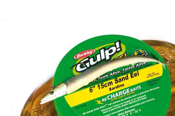 Gulp Sandeels fisket med 18 grams Savage Gear jighovede er en sær­deles giftig cocktail, de steder hvor strøm og dybde tillader fiskeri med det helt lette grej.