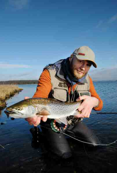 Rasmus Ovesen er god for massevis af flotte kystørreder – og her er han med en af dem fanget i den første spæde varme i marts. 