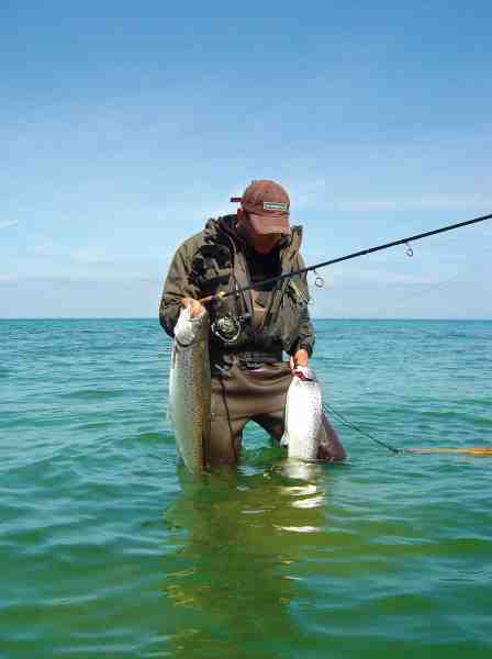 David Thormar med to fisk, der blev taget på kanten mellem sand og tang.