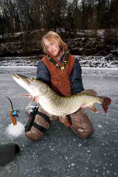 Jakub har fanget masser af store isgedder – også hjemme i Tjekkiet, hvor dette foto er taget.