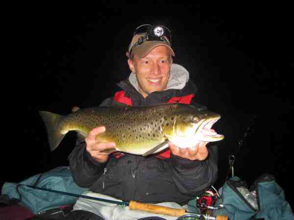Jesper Rasmussen med hans første fisk fra ringen. En smuk tre kilos på 63 centimeter.