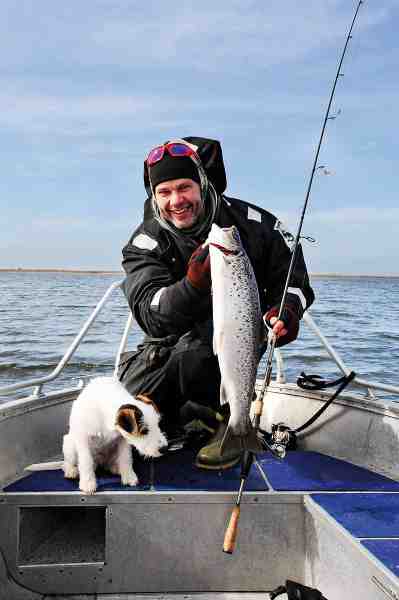 Allan og hans hund Freddie med en fin vinterørred fra båd, som faldt for en Magic Minnow.