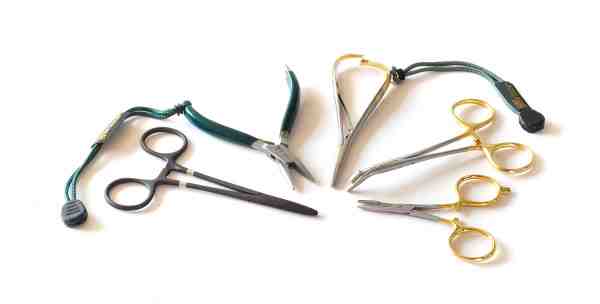 Et udvalg af kvalitets peans eller clamps, der sikrer en skånsom afkrogning af især yderligt krogede fisk. Fra venstre mod højre: Dr. Slick – Standard Clamps, Barb Plier (specielt fremstillet til at klemme modhager ned) og Mitten Clamps (Korsholm) – samt Clamps with Hookrelease og Scissors/forceps Straight fra Scierra. I sidstnævnte er der som antydet både tang og saks, hvilket gør den til et perfekt afkrogningsredskab.
