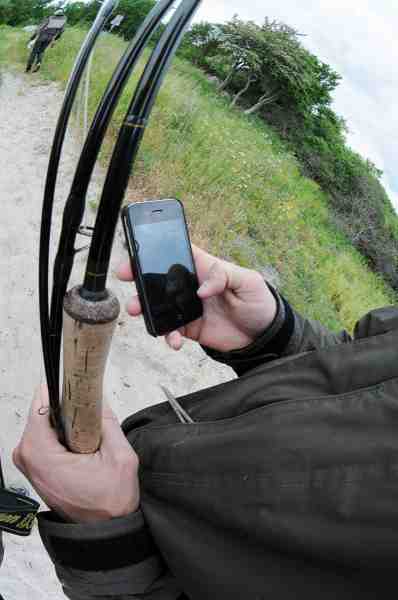 Mange smartphones har indbygget GPS – og kombinerer du med en app til Google Earth har du en nyttig kombination af positioner og luftfotos, hvor du kan se alt fra revler og badekar til store sten. Ulempen ved smartphones er, at skærmen ikke er konstrueret til udendørsbrug, hvilket betyder, at det er svært at se for reflekser i sollys.