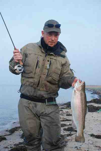 Henrik D. Christensen er en skrap havørredfisker, men forstår sandelig også at hygge sig med regnbuerne når chancen byder sig.