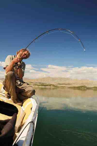 Jakub Vagner tæt på at lande en flot mangarbarbe fra et reservoir på den øverste del af Eufrat.