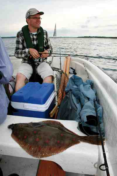 En del af småbådsfiskerens udrustning på en varm sommerdag på fjorden, i bæltet eller på havet for den sags skyld, er en køletaske. Med den kan du holde fiskene friske.