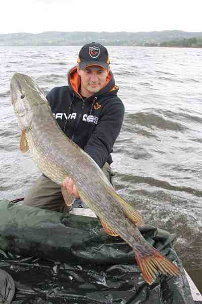 Jesper Eriksen er en af dem, der har haft succes med at bruge udløserflåd til sine store kunstagn. Denne flotte fisk tog en Butch wobler.