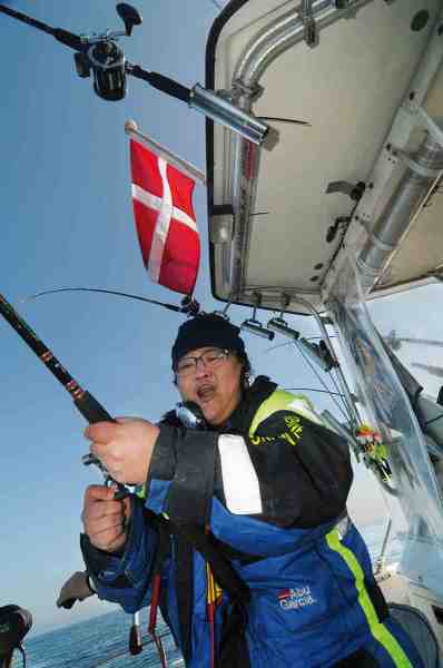 Simon prøver at lave radio samtidig med han fighter sin største fisk nogensinde. Det er ingen let opgave, men han klarer begge dele til stor fornøjelse for alle radiolytterne.