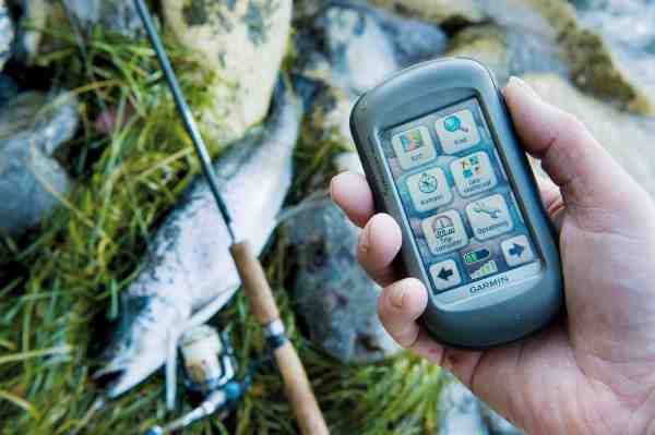 På nogle håndholdte GPS’er er der som her en letbetjent touchscreen, hvor man via hovedmenuen kan vælge mellem alt fra overblik via kort, positioner, lagring af sikre vaderuter og meget mere.
