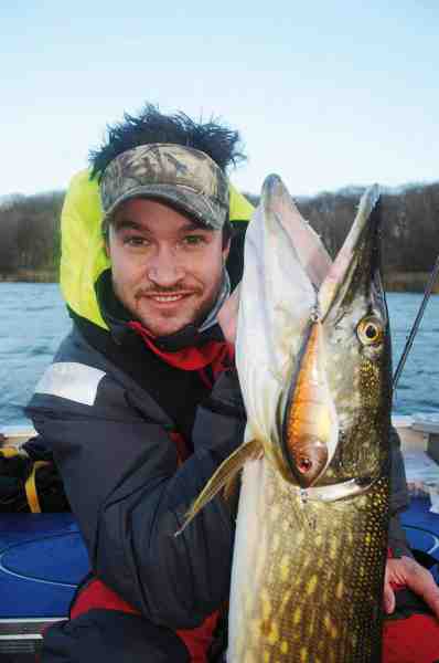 Her er det forfatteren med en fin gedde taget på Westin Jerk i farven Streaky The Perch.