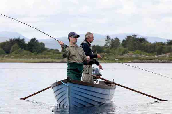 På Lake Clooney er der masser af mindre ørred – som hugger villigt på mindre flue under driftfiskeri fra båd.