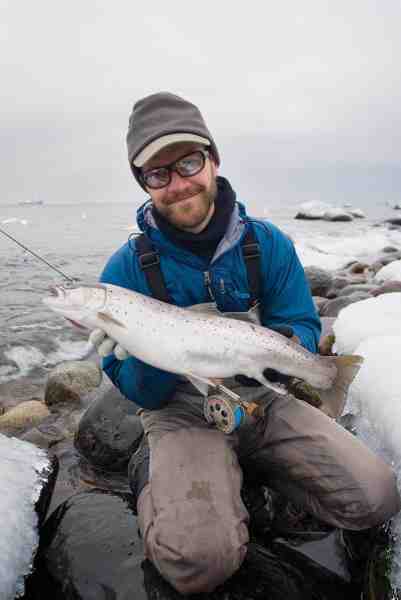 Forfatteren, Mikkel Jungersen, med 2,9 kilo fiskelykke, der huggede hårdt i andet kast på pladsen.