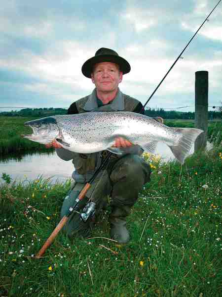 Egon Langgaard med en flot 7 kilos fisk fra Simested Å.