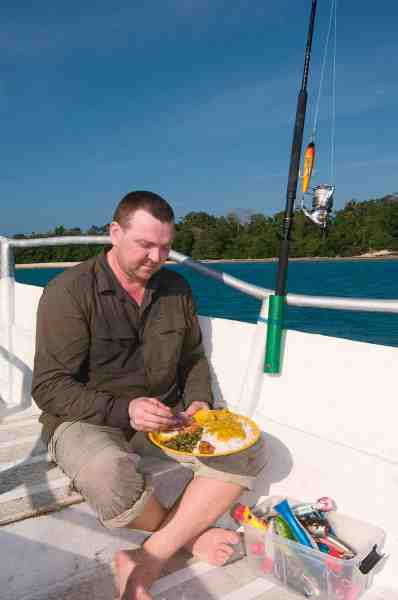 Hver dag serveres der et stort indisk måltid ude i båden. Og det er strengt nødvendigt med friske energikilder og masser af væske når der skal fiskes igennem i varmen.