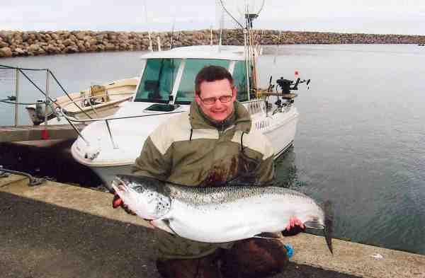 Allans ven og navnebror Allan Lindgren med sin første og største laks – et pragt­eksemplar på 17 kilo taget på Den Stive fisket uden flasher.