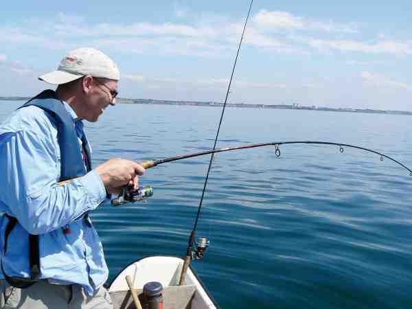 Fight under perfekte forhold for småbådsfiskeriet efter fladfisk – sol, blankt vand og god varme.
