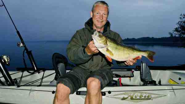 Her er det Søren Toftdahl, en af stifterne af kajakfiskerforum.dk, med en flot aborre på 1,7 kilo taget på en gul jig i Esrum Sø.