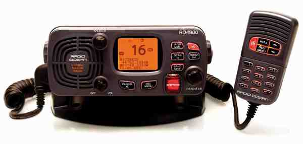 En VHF-radio som fx denne fra Radio Ocean er et vigtig at have, hvis man kommer i nød – og er uden for mobilnettet, hvilket man tit er lidt længere til havs.