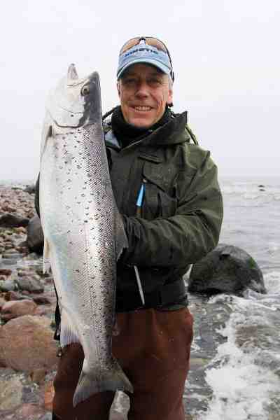 Einar Gjaldbæk med en af de rigtige. Sølvglinsende vinterørreder som denne står højt på de fleste kystfiskeres ønskeseddel.
