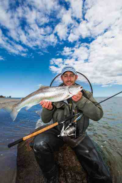 David Thormar med en fin fisk fra sandrevlen. Læg mærke til fiskens lyse nærmest beigefarvet ryg – en god indikator for at fisken har jaget tobis over sandbund og i øvrigt et rigtigt godt tegn til at fortsætte fiskeriet.