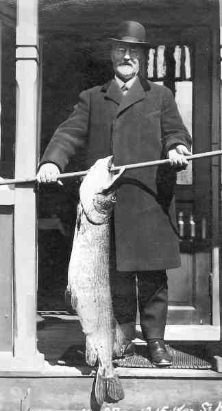 Her fremviser Otto Wolff fra Lystfiskeriforeningen den gedde på 13,15 kilo som Kr. S. Nielsen beskrev som et »rent barn« i forhold til den han selv havde haft på krogen i Furesøen i 1929.