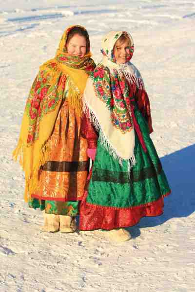 Et par piger gør klar til fest i en af de Sibiriske landsbyer på vejen.