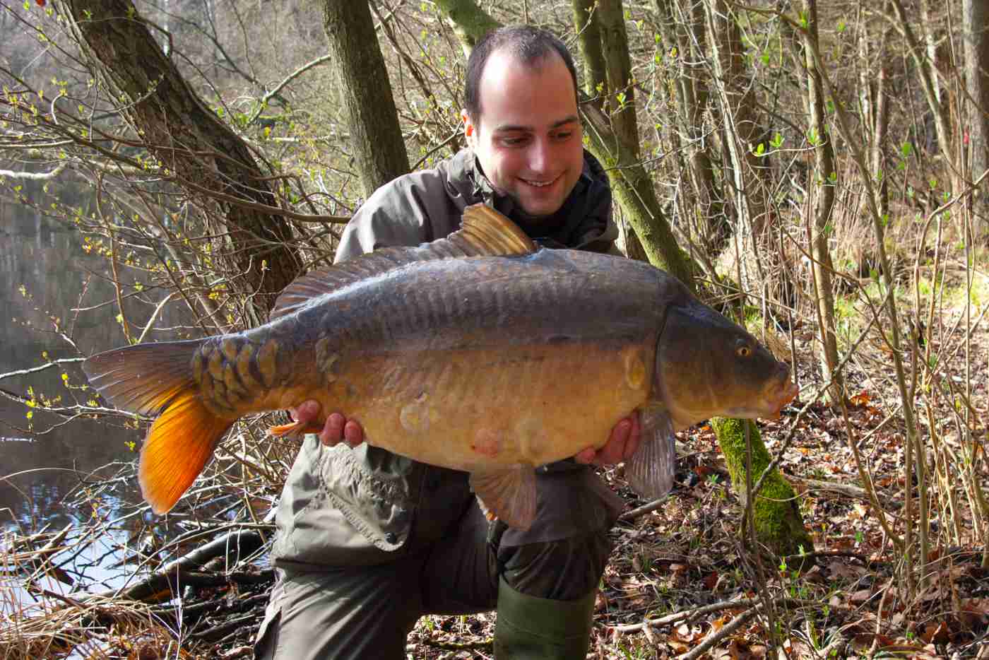 Chiel Robben en flot nordsjællandsk spejlkarpe på 10,4 kilo. Fisken var resultatet af den yderst effektive taktik med boiliefiskeri og fodring over store arealer.