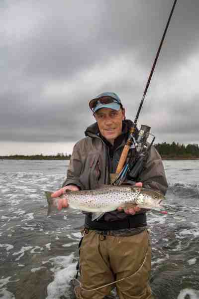 Einar med en fisk på cirka to kilo, som hamrede på hans gennemløber over bare 30 centimeter vand ved Kesnäsudden på Ölands østkyst. 