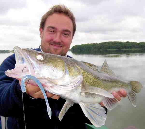 Anvender du ophænger, fordobles dine fangstchancer. Især om sommeren er det ofte ophængeren, der giver de fleste fisk. Her er det SG Dying Minnow, der fungerer ideelt som ophænger.