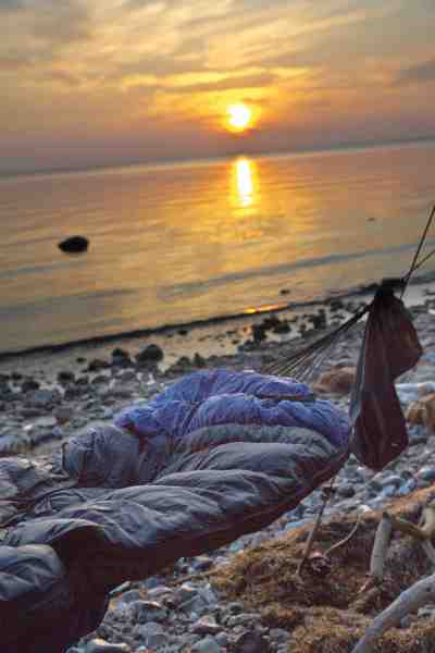Med en hængekøje, en sovepose samt et liggeunderlag i rygsækken, er man godt rustet til at stikke på langtur langs de danske kyster. Det eneste det kræver for at hænge denne Trekmates Expedition op, er to fæstningspunkter.