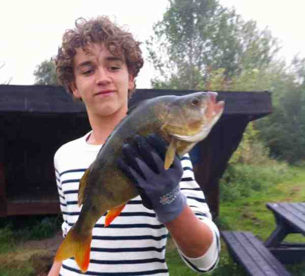 Magnus med sin flotte fangst.