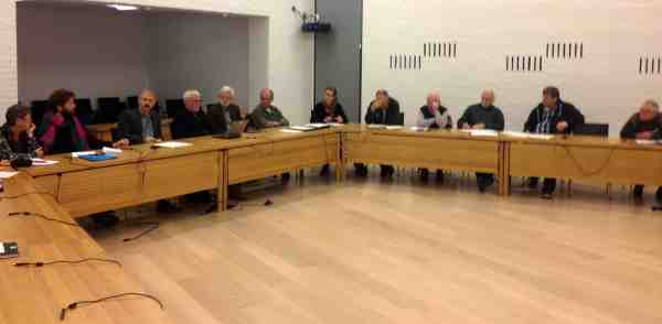 Medlemmerne i Grønt Råd diskuterer ivrigt potentialet i Fishing Zealand efter præsentationen.