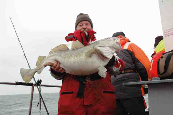 Kenn Holm med 17 kilos torsk.