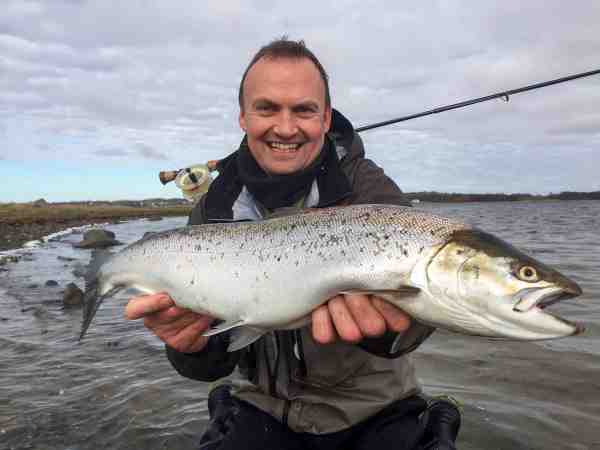 Lars Juel Hansen med en flot fisk på 68 centimeter.