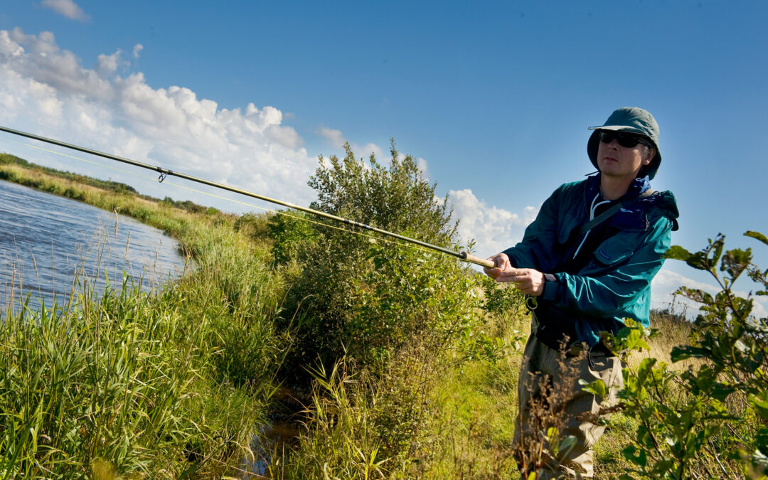 Jesper Foharman fisker laks i Skjern Å
