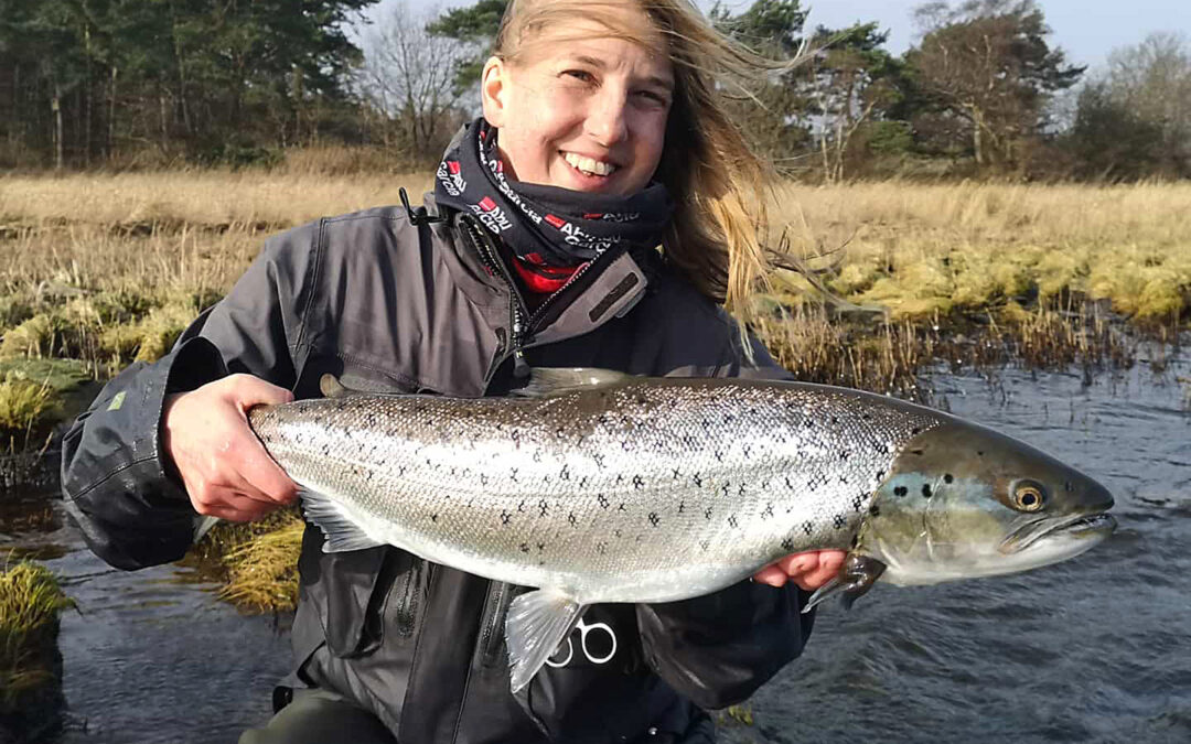 Irene Elzbieta Mathiasen med havørred fra Bornholm