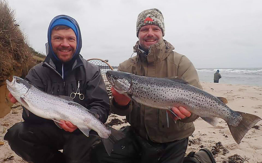 Mikkel Jungersen og hans kammerat med et par fine havørreder