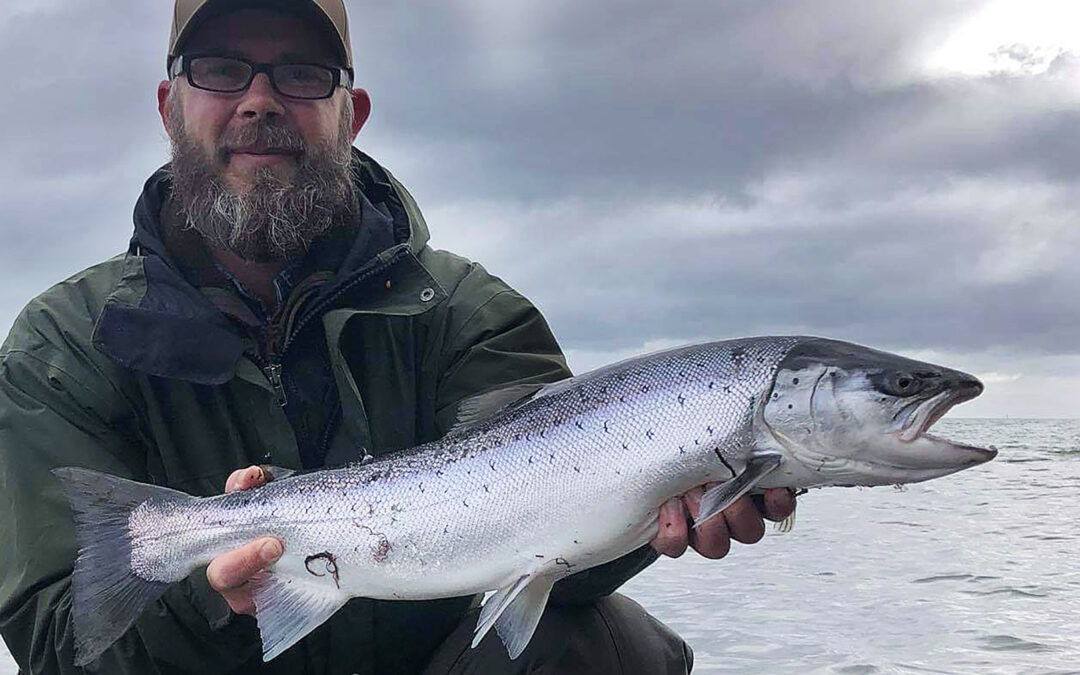 Mikael Nielsen med sin fine havørred på 66 centimeter fra Pomle Nakke