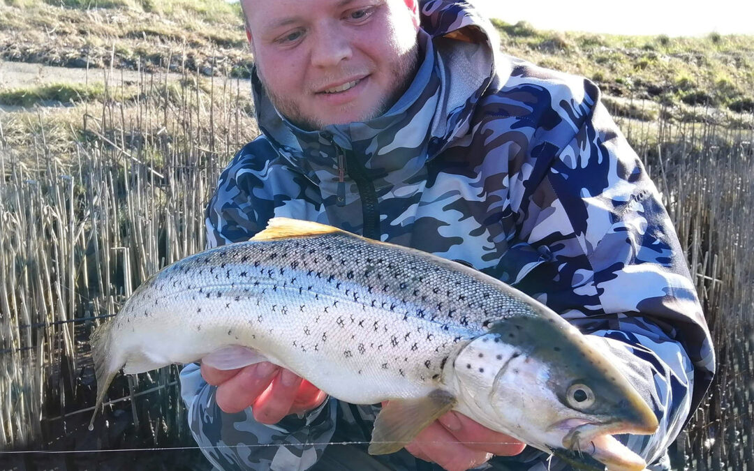 Mads Davidsen med havørred på dropshot