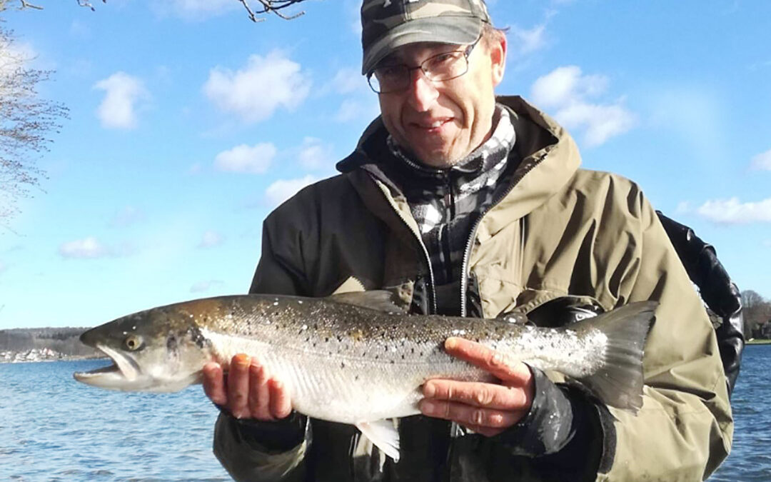 Mogens Petersen med havørred fra Langeland
