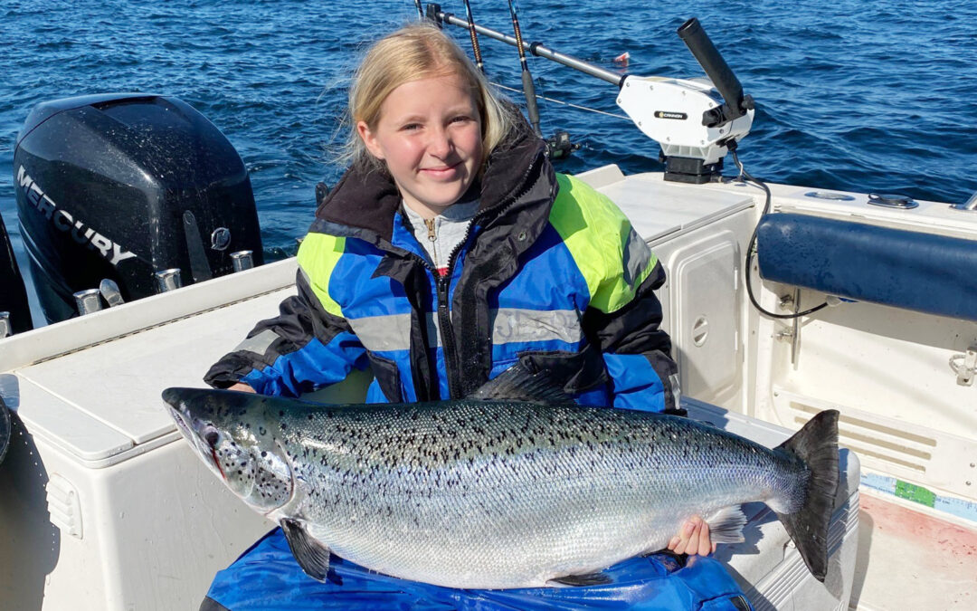 Caroline Hviid Christensen med 16 kilos laks på trolling ved Bornholm