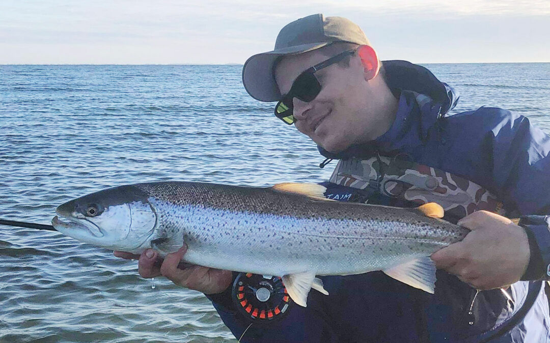 Maciej Popielsk med flot havørred på flue fra Vestsjælland